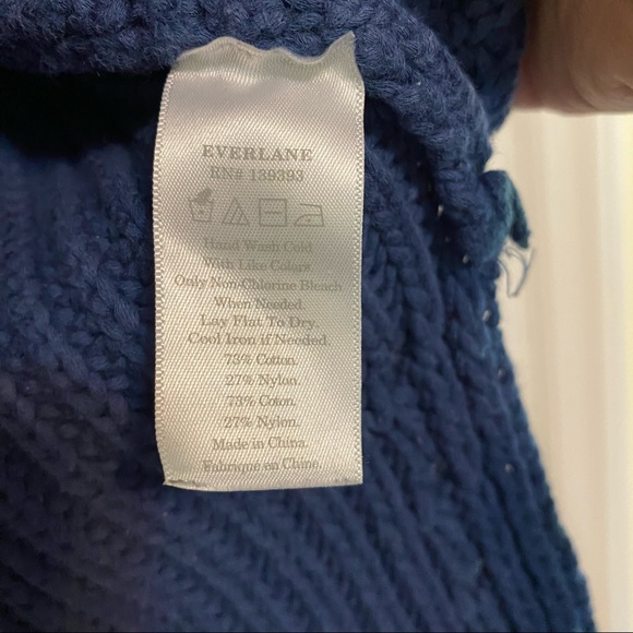 Everlane Textured Cotton V-Neck Sweater - Picture 7 of 8